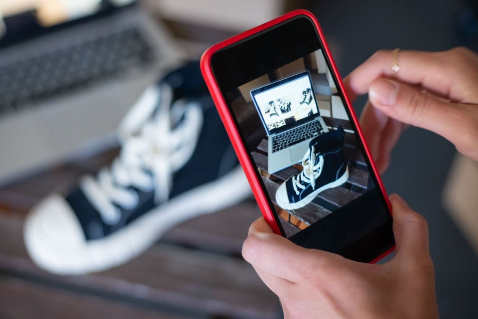 Fotografiando unas zapatillas con el móvil para venderlas de segunda mano