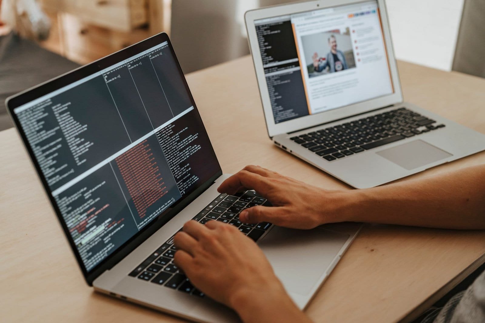 Persona creando una automatización con IA desde la terminal de su portátil